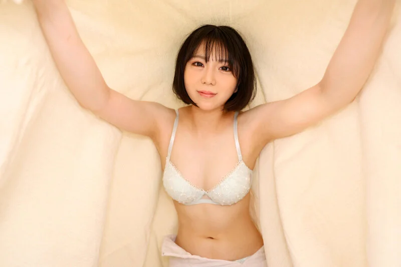 【VR】【8K】彼女がすぐ隣にいる中、布団の中でこっそり小悪魔妹の舌先で舐めまわすフェラと素股焦らしでチン堕ち強●中出しで理性を壊す背徳搾精NTR 渡辺まりか